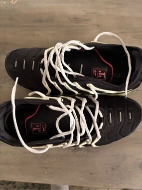 Nike Men’s Black Sneakers with White Laces and Pink Accent